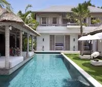 Villa Adasa, Ansicht der Villa aus dem Pool