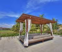 Вилла Kalyani, Бале в саду