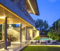 Villa Casabama, Villa en la noche